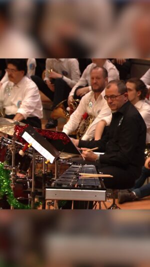 Sarah Willis Instagram - 🧸📯 #FamilyConcert: in 2016, Sarah Willis (@hornsarahberlin) gathered Berliner Philharmoniker horn players and percussionist Franz Schindlbeck for a special family concert. Watch more christmassy classics with a twist #free in the Digital Concert Hall!
#BerlinPhil #DigitalConcertHall #Christmas #SarahWillis #HoHoHorn #BerlinPhilHorns #LiveMusic #KidsConcert