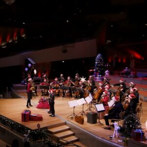 Sarah Willis Instagram - 🧸📯 Best of #FamilyConcert! Every year, members of the Berliner Philharmoniker join horn player and presenter Sarah Willis (@hornsarahberlin) for a special concert with young music lovers and their families. Enjoy this selection from previous years - all available for #free in the Digital Concert Hall! (link in bio)

Videos seen here:
"Ho, Ho, Horn!" (2016)
"Cello Christmas" (2022)
"Winter Drummerland" (2018)
"Stringle Bells" (2013)
"O TannenBRASS!" (2014)
"Merry QUIZmas!" (2019)
"Brass Christmas" (2023)

#BerlinPhil #DigitalConcertHall #Christmas #LiveMusic #SarahWillis #KidsConcert #MusiciansOfInstagram