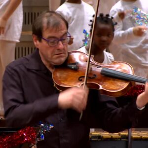 Sarah Willis Instagram - 🧸📯 Best of #FamilyConcert! Every year, members of the Berliner Philharmoniker join horn player and presenter Sarah Willis (@hornsarahberlin) for a special concert with young music lovers and their families. Enjoy this selection from previous years - all available for #free in the Digital Concert Hall! (link in bio)

Videos seen here:
"Ho, Ho, Horn!" (2016)
"Cello Christmas" (2022)
"Winter Drummerland" (2018)
"Stringle Bells" (2013)
"O TannenBRASS!" (2014)
"Merry QUIZmas!" (2019)
"Brass Christmas" (2023)

#BerlinPhil #DigitalConcertHall #Christmas #LiveMusic #SarahWillis #KidsConcert #MusiciansOfInstagram