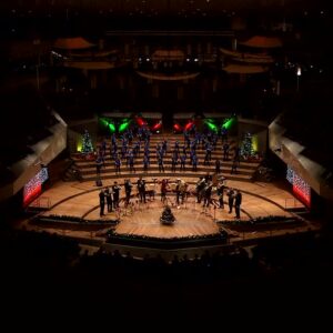 Sarah Willis Instagram - 🧸📯 Best of #FamilyConcert! Every year, members of the Berliner Philharmoniker join horn player and presenter Sarah Willis (@hornsarahberlin) for a special concert with young music lovers and their families. Enjoy this selection from previous years - all available for #free in the Digital Concert Hall! (link in bio)

Videos seen here:
"Ho, Ho, Horn!" (2016)
"Cello Christmas" (2022)
"Winter Drummerland" (2018)
"Stringle Bells" (2013)
"O TannenBRASS!" (2014)
"Merry QUIZmas!" (2019)
"Brass Christmas" (2023)

#BerlinPhil #DigitalConcertHall #Christmas #LiveMusic #SarahWillis #KidsConcert #MusiciansOfInstagram