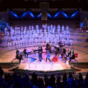 Sarah Willis Instagram - 🧸📯 Best of #FamilyConcert! Every year, members of the Berliner Philharmoniker join horn player and presenter Sarah Willis (@hornsarahberlin) for a special concert with young music lovers and their families. Enjoy this selection from previous years - all available for #free in the Digital Concert Hall! (link in bio)

Videos seen here:
"Ho, Ho, Horn!" (2016)
"Cello Christmas" (2022)
"Winter Drummerland" (2018)
"Stringle Bells" (2013)
"O TannenBRASS!" (2014)
"Merry QUIZmas!" (2019)
"Brass Christmas" (2023)

#BerlinPhil #DigitalConcertHall #Christmas #LiveMusic #SarahWillis #KidsConcert #MusiciansOfInstagram