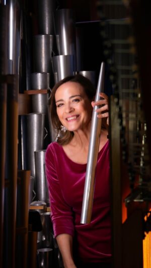 Sarah Willis Instagram - 🧸📯 #FamilyConcert: this year children and their families gathered to celebrate the 👑Queen of Instruments👑! With presenter and horn player Sarah Willis (@hornsarahberlin), members of the Berliner Philharmoniker, and organist Sebastian Heindl – now available in the Digital Concert Hall! Watch "Queen of Christmas" for free (link in bio).
#BerlinPhil #DigitalConcertHall #Christmas #LiveMusic #SarahWillis #KidsConcert #MusiciansOfInstagram