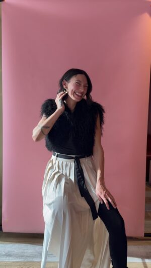 Sarain Fox Instagram - What an absolute dream to spend the morning with good company and great inspirations. Thank you @jvnhair. 

Have you tried the new collection? My hair is always in desperate need of moisture this time of year. I am so excited to see what a couple weeks of repair does for my bob! 

Love you @mylessexton and @thebirdspapaya… what a dream to meet you @jvn 💖 

Thank you @justinggg for making me feel so pretty!