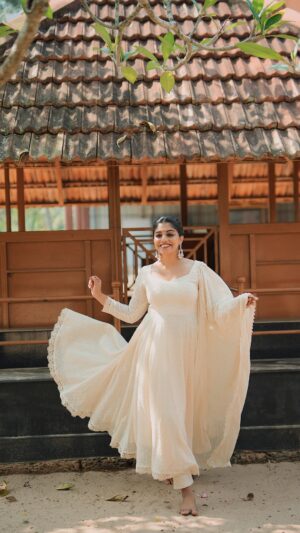 Saranya Nandakumar Instagram - 💄Get Ready With Me for Pennukaanal ☕️💍 

Outfit : @nooriyaonline_ 
Hairstyle: @makeupnhairbysmita 

#grwm #Pennukanaal #Marriage #SaranyaNandakumar