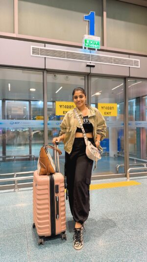 Saranya Nandakumar Instagram - Traveling in style: comfy vibes with a dash of chic. Ready for takeoff! ✈️

Cargos: @myzudio 
Top and jacket : offline purchase 
Shoes: @hm 

[airportlook, saranyanandakumar, Airportlooks]