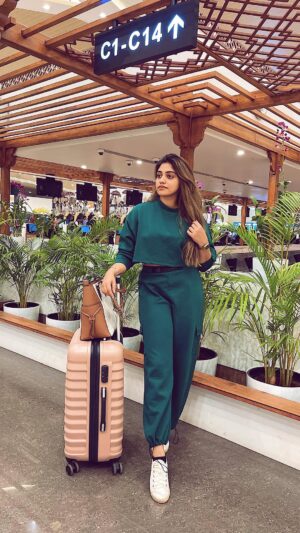 Saranya Nandakumar Instagram - 🇻🇳Get Ready With Me for Airport ✈️

Outfit: @myzudio 
Shoes: @hm 
Bag: @michaelkors 

#AirportOutfit #GetReadyWithMe #SaranyaNandakumar