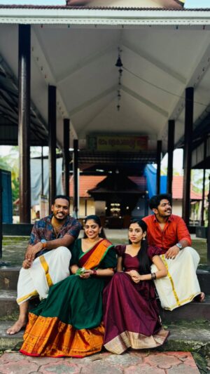 Saranya Nandakumar Instagram - Blessed✨😇
.
#temple #karthiksurya #glamyganga #saranyanandakumar #puttukutti #friends #slowmotion