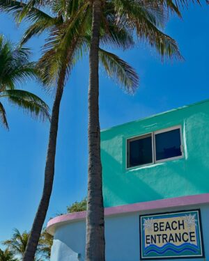 Saskia Thuot Instagram - Carrousel des derniers jours dans ma 2e maison. Lundi dernier, on a réservé nos billets et hop le lendemain, allo Floride 🌴 Non, le beau temps n’était pas au rendez-vous. mais les majestueux palmiers oui.  La mer…. Ahhhhh la mer! L’architecture et ses couleurs 🩵Une séance Cryo pour prendre soin de moi. Revoir les copines ( ohhh Marie-Jo 🫶🏻) et faire une vidéo pour Balmy. J’ai aussi pris la pose pour Balmy, c’est mon entreprise après tout ☺️ Faire une vidéo en mode « golden hour » pour ma douce Emma et la camion de poubelles en arrière 🫣 Une retrouvaille remplie d’émotions à Palm Beach et finalement, ma « florida partner », ma sœur de cœur qui me suit dans mes aventures, qui prend soin de moi en me préparant de jolis et délicieux repas et riant de mes blagues 😜 5 jours aussi nourrissants que divertissants❤️ 

#florida #friendship #sisters #happy @irisvisualgroup @balmy_towels @lingerieemma @karinelydiabergeron @zabelzazez @mariejosee_rivard @paule.labelle #friends