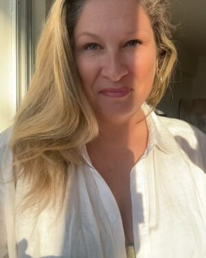Saskia Thuot Instagram - Carrousel des derniers jours dans ma 2e maison. Lundi dernier, on a réservé nos billets et hop le lendemain, allo Floride 🌴 Non, le beau temps n’était pas au rendez-vous. mais les majestueux palmiers oui.  La mer…. Ahhhhh la mer! L’architecture et ses couleurs 🩵Une séance Cryo pour prendre soin de moi. Revoir les copines ( ohhh Marie-Jo 🫶🏻) et faire une vidéo pour Balmy. J’ai aussi pris la pose pour Balmy, c’est mon entreprise après tout ☺️ Faire une vidéo en mode « golden hour » pour ma douce Emma et la camion de poubelles en arrière 🫣 Une retrouvaille remplie d’émotions à Palm Beach et finalement, ma « florida partner », ma sœur de cœur qui me suit dans mes aventures, qui prend soin de moi en me préparant de jolis et délicieux repas et riant de mes blagues 😜 5 jours aussi nourrissants que divertissants❤️ 

#florida #friendship #sisters #happy @irisvisualgroup @balmy_towels @lingerieemma @karinelydiabergeron @zabelzazez @mariejosee_rivard @paule.labelle #friends