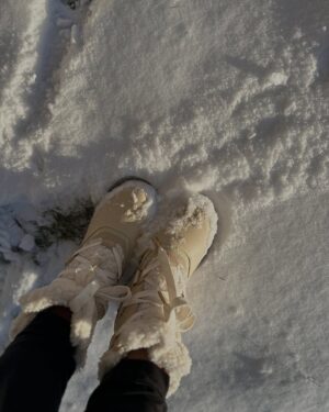 Saskia Thuot Instagram - Première photo de l’année☀️ Enrobée des rayons du soleil d’hiver et de cette lumière unique à notre coin de pays. Pelle à la maison, solaires sur le nez, mes plus chaudes bottes aux pieds, je savoure ce bain de soleil. Oui, c’est pas chaud, mais c’est siiiii beau🤩 

#2025 #winter #irisvisualgroup #happy