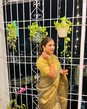 Sawan Rupowali Instagram - Diwali with the ones who light up my life, right here in the heart of Mumbai. Wishing everyone love, light, and laughter! 🪔💛 #MumbaiDiwali #Blessed”
@sapna_celebritymakeupartist @aryan.mhatre07