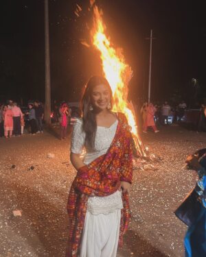 Sawan Rupowali Instagram - ਮੇਰੇ ਵੱਲੋਂ ਤੁਹਾਨੂੰ ਅਤੇ ਤੁਹਾਡੇ ਸਾਰੇ ਪਰਿਵਾਰ ਨੂੰ ਲੋਹੜੀ ਦੇ ਤਿਉਹਾਰ ਦੀਆਂ ਲੱਖ-ਲੱਖ ਮੁਬਾਰਕਾਂ! 🔥🎇

#happylohri