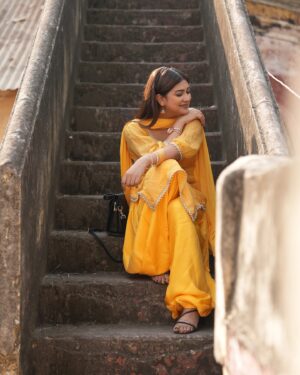 Sawan Rupowali Instagram - Dil lagane ki baat krte ho ❤️‍🩹

🌸AMRITA🎥

💄 @sapna_celebritymakeupartist 

💇‍♀️ @aryan.mhatre07