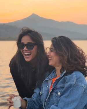 Sayali Salunkhe Instagram - Only sun, love and laughter ❤️♾️🌅
Trip w your girls >>>>>
.
.
#travel #igers #sunset