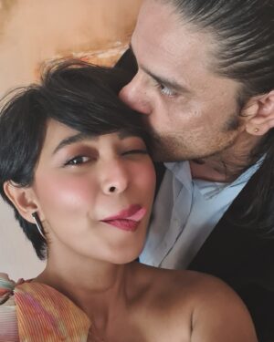 Sayani Gupta Instagram - The first senior we met on campus when we reached for the selection workshop at @ftiiofficial 
Calm, reassuring, solid voice and presence. He made us comfortable.. a group of 168 kids who all were nervous & raring to give their best vying for the 21 seats in the acting batch of 2008. 

@jaideepahlawat has continued being that calm, warm, loving senior who one can turn to. We always knew he was a fantastic actor. What one has observed over the years is that he not only got better at his craft quietly, unassumingly but also one of the very few people who took success with grace, humility and stayed the rock solid human that he always was. 
My friend said the other day after watching the new season of Paatal Lok that JA is one of the best actors of our country. Well, he is sublime. But what we sometimes forget as actors is that the actor is always grounded in the human they are and to see his journey being so wholesome and so secure.. it gives us immense joy & reassurance that you can quietly keep doing the good work without making a lot of noise. 
The work speaks for itself. 
Love you @jaideepahlawat Jaldi milte hai! 
Abaad raho! 🙌

With another senior & cutie @itsvijayvarma 
Bhai kuch zyada hi talent tha inke batch mein.