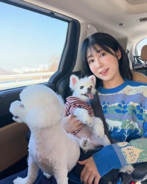 Sayuri Fujita Instagram - 2월 5일 오리코가 하늘 나라에 갔다. 
젠이 아기때 무슨일 일어날까봐 젠 뒤를 항상 따라다녔다. 
“오리코 언제 돌아와? ”
“오리코는 이제 안돌아와”
“왜 죽으면 안돌아와? ”
오리코를 떠나고나서  하루에 몇번이나 젠과 하는 대화다. 
사람도 동물도 죽으면 안돌아와. 그래서 생명이 소중한거야 라는 답을 들을때마다 젠이 고개를 끄덕 끄덕 한다. 마치 그 답을 듣고싶은거 처럼. 
나도 그 말 할때마다 잊고살았던 소중한 거를 다시한번 생각하게된다. 

오리코는 죽은후에도 나랑 젠에게 많은걸 알려주었다. 

On February 5th, Oriko went to heaven. 
When Zen was a baby, Oriko always followed him around, afraid something might happen to him. 
”When will Oriko come back?“ 
”Oriko won’t come back anymore. “ 
 ”Why won‘t he come back when he dies?“ 

Zen and I have had this conversation several times a day since Oriko left. 
Neither people nor animals come back once they die. That’s why life is precious, I say this and every time Zen hears this, he nods as if he wants to hear that answer. 
Every time I say this, I’m reminded of the precious things I have forgotten. 

Even after Oriko passed away, he left many lessons for me and Zen. 

2月５日オリコが死んだ。
「オリコいつ戻ってくるの？」
「オリコはもう戻って来ないんだよ」
「なんで死ぬと戻って来ないの？」
オリコが死んでから全は1日に何度も同じ事を聞く。
「人間も動物も死んだら戻らないんだよ。だから生命は大切なんだよ」
質問されるたびに同じ答えを言うと、全は首を縦にうんうんと振る。
その言葉を待っていたかのように。
私もその言葉を発するたびに、忘れていた何か大切な事を思い出す。
オリコは死んだ後も私と全にいろんな事を教えてくれた。