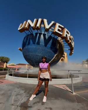 Scarlette Douglas Instagram - Hold the dots 👈🏾👉🏾 swipe left and right, see me do a little dance 💃🏾

@universalorlando