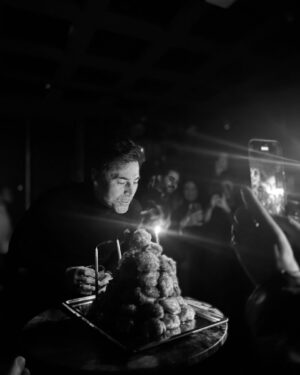 Sedef Avci Instagram - İyi ki doğdun sevdiğim❣️
Nereden baslasam bilemiyorum. İlk önce şunu söyleyeyim , bence insanın en büyük zenginliği ailesinden sonra dostlari ve sen ne kadar güzel dostlar biriktirmişsin.Dün gece bir kez daha bunu anladım.❣️
Dün gece için bu harika surprizin en büyük kahramanları canımız dostlarımıza , @okraistanbul un kapılarını bize açtığı için canım @gorkemgirav a, Kıvanç’ın en sevdiği tatlıyı harika bir pastaya çeviren @nazarprofiterol e çok ama çok teşekkür ediyoruz.❣️

Eh sen de büyüdün be koca oğlan. Arkandan geliyorum. Hazırlıklara şimdiden başla 7 yılın var…🥰 

#thecode
#reklam