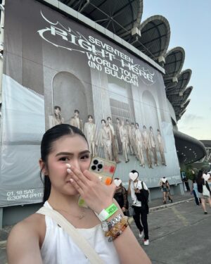 Sela Guia Instagram - Had so much fun at the concert, I ended up catching a fever after haha! At least nagkita rin ulit kami ni Wonu @everyone_woo after 5 years of LDR 🤸🏻‍♀️🥰

Made my 17 year old self so happy! Tenchu, Sebongs! @saythename_17 #RightHereWorldTour #Seventeen