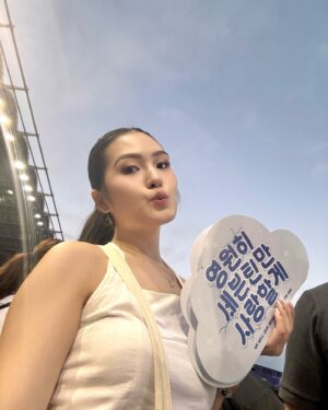 Sela Guia Instagram - Had so much fun at the concert, I ended up catching a fever after haha! At least nagkita rin ulit kami ni Wonu @everyone_woo after 5 years of LDR 🤸🏻‍♀️🥰

Made my 17 year old self so happy! Tenchu, Sebongs! @saythename_17 #RightHereWorldTour #Seventeen