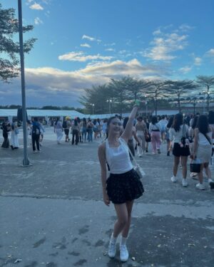 Sela Guia Instagram - Had so much fun at the concert, I ended up catching a fever after haha! At least nagkita rin ulit kami ni Wonu @everyone_woo after 5 years of LDR 🤸🏻‍♀️🥰

Made my 17 year old self so happy! Tenchu, Sebongs! @saythename_17 #RightHereWorldTour #Seventeen