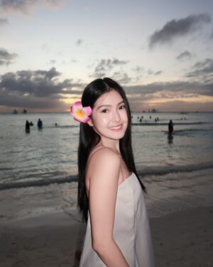 Sela Guia Instagram - Every flower blooms where it is meant to grow 🌺
(nag grow sa tenga)