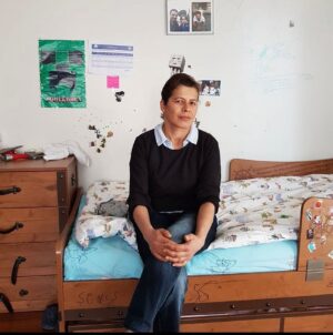 Sema Ergenekon Instagram - Çocuklarımın ikinci annesi; sen olmasaydın nasıl yapardık bilmiyorum. Nasıl büyürdü bu çocuklar, ben nasıl gözüm arkada kalmadan çalışabilirdim gerçekten bilmiyorum. 19 yıldır o kadar büyük ki emeğin, katkın ne kadar minnet duysam az kalır. Yattığın yer incitmesin. Hepimiz seni çok seviyoruz. @gulisaneroglu 19.11.2024