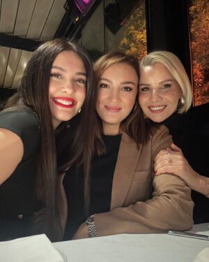 Sema Ergenekon Instagram - Giden yılın anılarına minnet, gelen yıla iyi niyetli dileklerimizi sunduk🙏🏻🧿💕 @berguzarkorel @esraerol