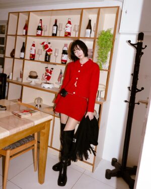 Seo Ji-hye Instagram - 🎁🧣🎄☃✨
산타가 행복한 내년을 선물해주길🙏🏻