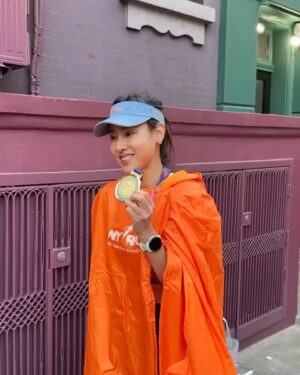 Serena Fang Instagram - #紐約馬世界最大賽事攻略 
你想挑戰國外賽事嗎？ 
寫了真實體驗攻略給大家，可以先存～
分享給本次跟未來想參加國外賽事的跑者們🙂

1.入境出關搭車時，注意會有黑車遊說你
下車會掉包大鈔變小鈔，再逼你給他錢
同行友人曾被騙到幾百美金！
抵達是深夜，大家會比較累也會有著想趕快到飯店的心情，
疲累也會判斷力降低。ㄧ定要堅持搭uber比較安全

2.開跑在Staten島，需要提早出發集合選手村。
等待時間約2-4個小時！！
選手村如果為戶外要記得保暖跟讓自己舒適，
可帶個塑膠袋可以戶外坐在地上水點心等。
準備件要丟掉的保暖外套，開跑後身體暖開丟掉，
大會會回收給給需要幫助的人！

3紐約馬是世界最大型賽事，約10萬人，是其他賽事的幾倍。
會分流區跑朋友不同區的話，想ㄧ起跑可以，
但只能跟最大號碼者，大號不能提前跟小號ㄧ起。

4.0-14mile保留體力，
進Brooklyn 跟queens之後的民眾非常熱情，
興奮跟腎上腺素飆升會想飆快，
整趟旅程會跑五座橋，ㄧ定要保留體力分配。

5.15mile會上這次最高最大Queensboro Bridge
正式進入本島，跑左邊可以欣賞金融中心的風景，
也是這次我最難忘的橋。

6.Manhattan進城後的路段
會突然大路變小路很窄忽快忽慢
加上民眾都很熱情，給你鼓勵
有些爬坡的民眾會站在賽道上
要小心不要太跟著興奮爆掉！

7.進中央公園時約最後 6.2mile 最後1.2mile為上坡

8.我第一次初馬全馬，上網登記預估的完成時間抓的非常保險，
被安排很後面出發開跑是抵達四小時之後了。
賽道上已經很多前面幾批次累積的人。
在速率上較難保持均速，
ㄧ路都以間歇超車的方式前進。

9.水站的人數非常多，也會很混亂注意不要被撞倒
加上大家的飲料跟水都會倒在地上，路段的地會黏也有些滑，
左右邊都會有水站。

10.紐約馬有五座大橋，五個行政區
上下坡高度挑戰（上下坡的配速）
地形變換挑戰 石板路 柏油 草地 碎石子路

11.氣候較乾燥，
跟台灣比較濕的空氣不太一樣
盡量提早適應時差跟溫度！
比賽前一天會有一個5k的路跑
大家也可以當賽前暖身熟悉賽道。

紐約是ㄧ個充滿活力跟魅力的地方
能感受到不同國家的人齊聚在ㄧ起 
也有台灣的朋友在賽道上幫我加油
當下真心非常感動～
跑的時候常常被ㄧ些很有創意的標語鼓勵到
希望大家都能享受賽道，感受氣氛，
開心平安完賽！

賽後幾天可以戴著獎牌出門，
可能會有意想不到的好事發生喲🙂

完賽的跑者，也歡迎來跟我分享喔

紐約馬的訓練鞋為 @newbalance #1080v13 
面對以上地形變換跟初馬就挑戰大魔王
覺得非常舒適也很好跑！
#newbalance
#runyourway #初馬 #全馬 #42.195