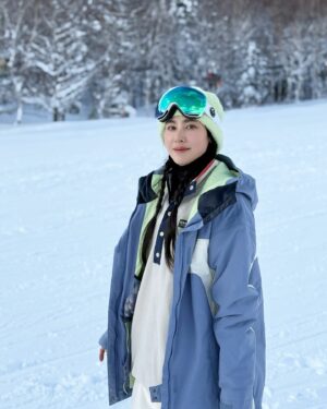 Serena Fang Instagram - 滑雪就開心🎿❄️
銀白色雪場的風景真的美到不行，
滑著滑著整個人都被療癒了✨❄️
最重要的是，跟大家一起玩真的超級歡樂
18人大團 笑到停不下來～❤️
感謝王子團長跟中毒者揪團  @prince_pstar  @lovejpski 
這次玩得超嗨！☃️✨
下次去哪兒～?

可愛超Q的滑雪服🩵💚 @roxy_taiwan 
無限暢通的網路 @tphone_store
