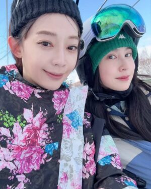 Serena Fang Instagram - 滑雪就開心🎿❄️
銀白色雪場的風景真的美到不行，
滑著滑著整個人都被療癒了✨❄️
最重要的是，跟大家一起玩真的超級歡樂
18人大團 笑到停不下來～❤️
感謝王子團長跟中毒者揪團  @prince_pstar  @lovejpski 
這次玩得超嗨！☃️✨
下次去哪兒～?

可愛超Q的滑雪服🩵💚 @roxy_taiwan 
無限暢通的網路 @tphone_store