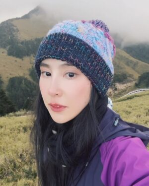 Serena Fang Instagram - 讓陽光把黑暗都照亮 
看了日出、日落、雲海、星空
人品大爆發全都搜集到了
感覺會幸運ㄧ整年呢
把好運分享給大家
不用出國也可以看到這麼美的風景

除了跑步今年也想多上山
登山背包容量升級了，重訓練一下
山上五六天應該沒問題
希望能勇敢挑戰五天的縱走行程？
去了兩次都沒爬成的合歡西峰
再去看看嘉明湖或四秀可愛桃山
跟沒有起白牆的奇萊南華黃金大草原

山ㄧ直都在，我會繼續挑戰

#94183 #smile
#爬山 #野營