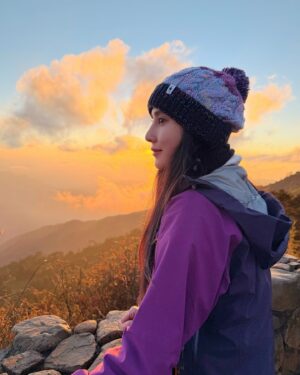 Serena Fang Instagram - 讓陽光把黑暗都照亮 
看了日出、日落、雲海、星空
人品大爆發全都搜集到了
感覺會幸運ㄧ整年呢
把好運分享給大家
不用出國也可以看到這麼美的風景

除了跑步今年也想多上山
登山背包容量升級了，重訓練一下
山上五六天應該沒問題
希望能勇敢挑戰五天的縱走行程？
去了兩次都沒爬成的合歡西峰
再去看看嘉明湖或四秀可愛桃山
跟沒有起白牆的奇萊南華黃金大草原

山ㄧ直都在，我會繼續挑戰

#94183 #smile
#爬山 #野營