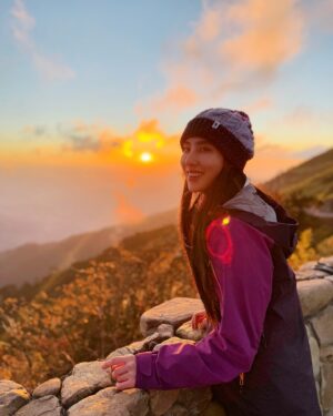 Serena Fang Instagram - 讓陽光把黑暗都照亮 
看了日出、日落、雲海、星空
人品大爆發全都搜集到了
感覺會幸運ㄧ整年呢
把好運分享給大家
不用出國也可以看到這麼美的風景

除了跑步今年也想多上山
登山背包容量升級了，重訓練一下
山上五六天應該沒問題
希望能勇敢挑戰五天的縱走行程？
去了兩次都沒爬成的合歡西峰
再去看看嘉明湖或四秀可愛桃山
跟沒有起白牆的奇萊南華黃金大草原

山ㄧ直都在，我會繼續挑戰

#94183 #smile
#爬山 #野營