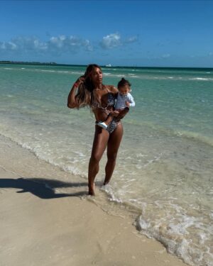 Serena Williams Instagram - My mini mini @adiraohanian wanted to take a dip in the ocean. I could not say no.