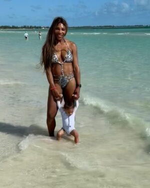 Serena Williams Instagram - My mini mini @adiraohanian wanted to take a dip in the ocean. I could not say no.
