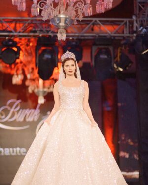 Sevil Uyar Instagram - 🤍💫 #fashiondesigner : @burak_oget @aksa_oget Fotoğraf📷: @melihgungor.photographer saç makyaj: @kariyeregitim @make_upserap #organizasyon ve pr :@rnkproduksiyon @esinyumdogan