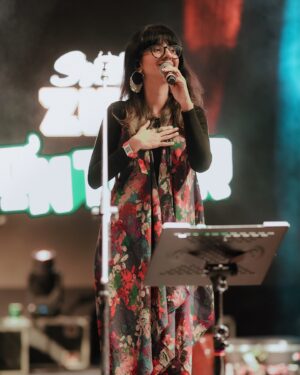 Shakthisree Gopalan Instagram - Last night at #Hyderabad was a wholesome experience. I don’t know how to describe moments like these when there is a sense of calm amidst all the chaos - homeostasis nested within a cloud of entropy - so much love and gratitude to have shared this with some of the most incredibly talented spirited humans - @napier_naveen @bhuvanesh_keys @rithuvysakh @joshuasatya @davidthejoseph @riyasdeenriyan #noelprashanth @native.indian - thank you for your magic! ✨ Thanks to all the people who came through and shared in our offering of independent music and some very special film songs! Here’s to more! ♥️✨ 
@ziro.on.tour 
📷 @irshad_pklr_