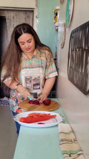 Shalini Kapoor Instagram - YE REEL DEDICATED HAI HAR US AURAT KO JO ZINDAGI JEENE KA JAZBA RAKHTI HAI .....APNE AAP KO BUSY AUR KHUSH RAKHNA JAANTI HAI..
JINKE AISE JAZBE SE GHAR KA VIBRATION HIGH REHTA HAI....SAB KHUDH REHTE HAIN....🥰🥰

SALAAM....