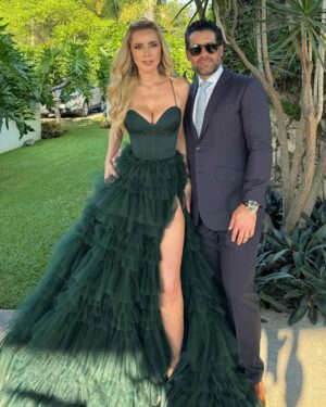 Shanik Aspe Instagram - Los papás de Carlotta y Valentino ❤️. Nos dimos una escapada para celebrar el amor #N&E 

Gracias @vestidosdenocheencdmx por mi hermoso vestido . Con ustedes el problema de siempre es que me gustan todos 😆❤️ Son los mejores !

Mi maquillaje @luci_makup 
Mi peinado @normadiazhair