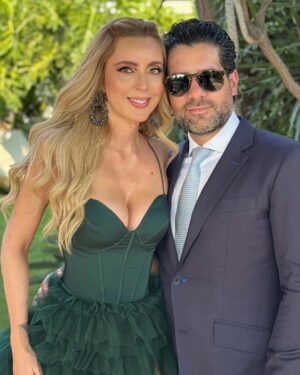 Shanik Aspe Instagram - Los papás de Carlotta y Valentino ❤️. Nos dimos una escapada para celebrar el amor #N&E 

Gracias @vestidosdenocheencdmx por mi hermoso vestido . Con ustedes el problema de siempre es que me gustan todos 😆❤️ Son los mejores !

Mi maquillaje @luci_makup 
Mi peinado @normadiazhair