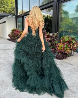 Shanik Aspe Instagram - Los papás de Carlotta y Valentino ❤️. Nos dimos una escapada para celebrar el amor #N&E 

Gracias @vestidosdenocheencdmx por mi hermoso vestido . Con ustedes el problema de siempre es que me gustan todos 😆❤️ Son los mejores !

Mi maquillaje @luci_makup 
Mi peinado @normadiazhair