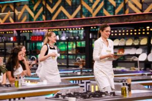 Shany Nadan Instagram - Dumpcito 👩🏻‍🍳 momentos favoritos de la semana 

1. Obligando a sonreír a @johntamusica 
2. Equipo Ena-Morado 💜 equipazo! 
3. Nos salvamosss con el poochtreee @chefcarosanchez 
4. Cuando el destino nos vuelve a unir 😂 
5. La señora de Johnta 
6. El encuentro jaajajajaja
7. Las descabelladas @marrendonmusica 
8. Mi dupla favorita ✨ oficialmente Marciana 
9. Concentrada como guerrera 

No se pierdan el capítulo de hoy! 

#mccelebrityec #masterchefcelebrity