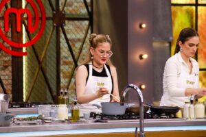 Shany Nadan Instagram - Dumpcito 👩🏻‍🍳 momentos favoritos de la semana 

1. Obligando a sonreír a @johntamusica 
2. Equipo Ena-Morado 💜 equipazo! 
3. Nos salvamosss con el poochtreee @chefcarosanchez 
4. Cuando el destino nos vuelve a unir 😂 
5. La señora de Johnta 
6. El encuentro jaajajajaja
7. Las descabelladas @marrendonmusica 
8. Mi dupla favorita ✨ oficialmente Marciana 
9. Concentrada como guerrera 

No se pierdan el capítulo de hoy! 

#mccelebrityec #masterchefcelebrity