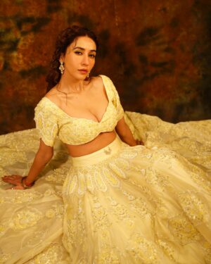 Sharanya Jit Kaur Instagram - Jab  samjh main ayenge, Tabh hum sirf yaad ayenge 🥀🪽

Hair  @ishanhairstyle 
  Outfit : @simrandhillon.designs 
Photographer  @capturing_master
Makeup Artist  @jimmy_makeover
