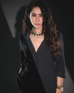 Sharanya Jit Kaur Instagram - 🖤🥀
💫

📸- @jchahalphotography 
MUA- @shiwanidawar_artistry 
Accessories- @deepimattu
Location-  @studios.25_