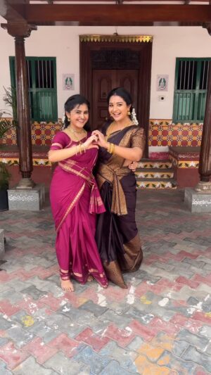 Sharanya Turadi Instagram - Co sister goals! 😍💃💃

Co sisters play pannitu Intha song aadalana epdi? 🤩🤷‍♀️ 

Cute choreography by @_shalinii__  shaalu ma😃
Tag your dancing sister 💃

Totally loved our festival attire for Pandian stores, thanks to our team @ashas_womens_collection | @studio_sushma | @rajifancy for keeping us both decked up✨

#pandianstores #raji #thangamayil #sistersquad