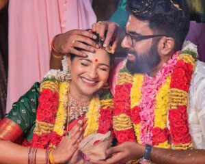 Sharanya Turadi Instagram - ஆசை ஆசையா oru love story 🥹♥️

25.01.2021✨

Happiest 4 years of being Mrs. Rahul Sudarshan 🙈✨🧿

#happyanniversarytous