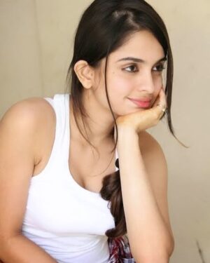 Sheena Shahabadi Instagram - Just felt cute…. And will feel it all year  #candidphotography  #sheenashahabadi  #portraitphotography